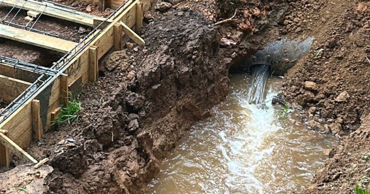 Cidade decreta emergência após rompimento de adutora deixar moradores sem água em SC