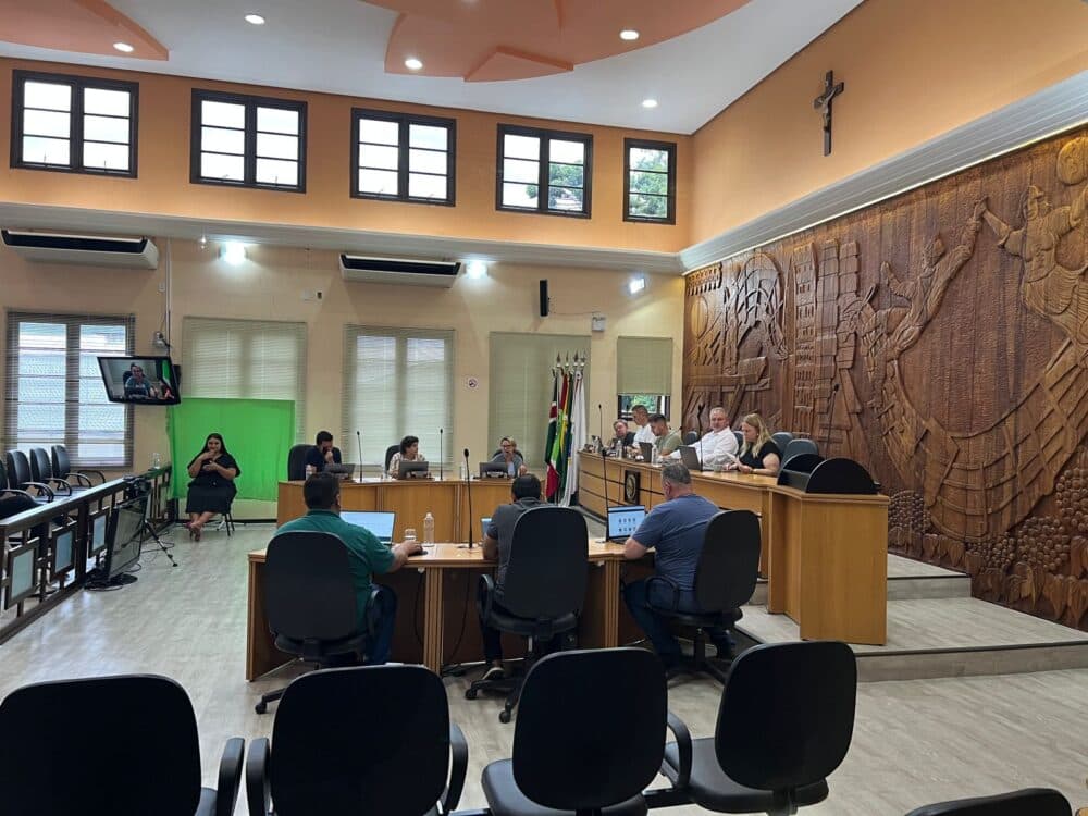 Reajuste salarial de servidores é aprovado em sessão extraordinária - primeira página sc