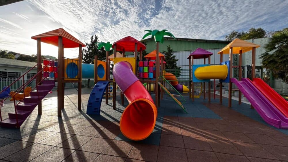 EBMI Denise C. Harms recebe novo parque infantil - primeira página sc